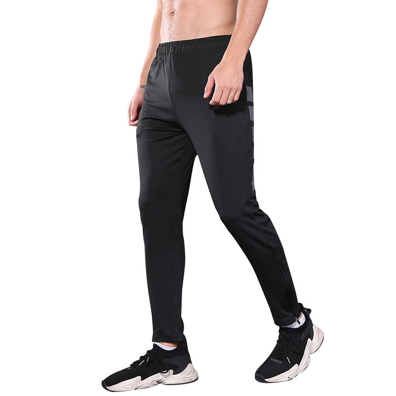 Un pantalon de jogging m024, avec fermeture éclair.